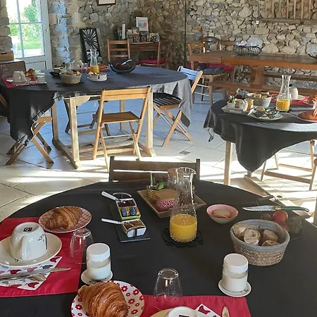 Bed and breakfast Charmantes D'hotes Avec Piscine Et Coin Cuisine Pres De L'abbaye De Solesmes (Sarthe)